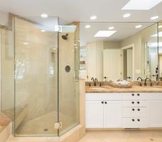 Łazienka z wanną i prysznicem urządzona w stylu nowoczesnym